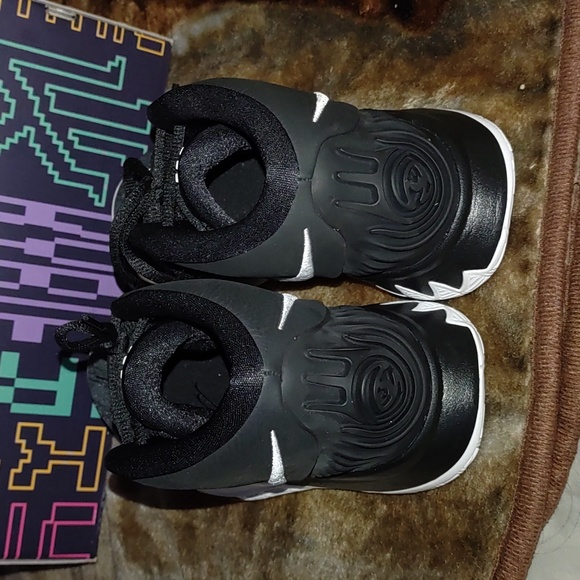 Kyrie 6 black and white very nice condition - Picture 6 of 8